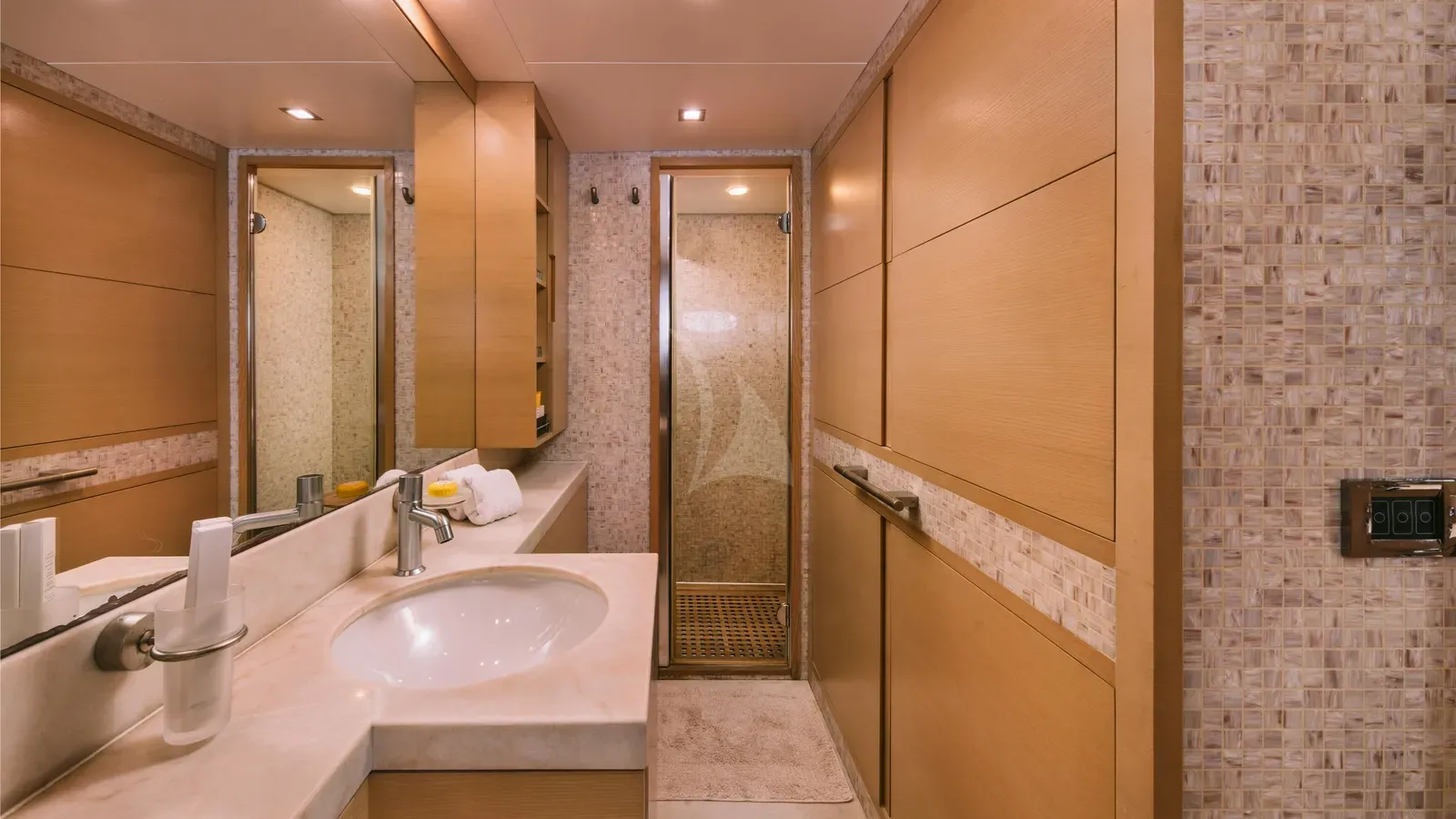 SEAS THE DAY Posillipo Technema 85 - master cabin bathroom