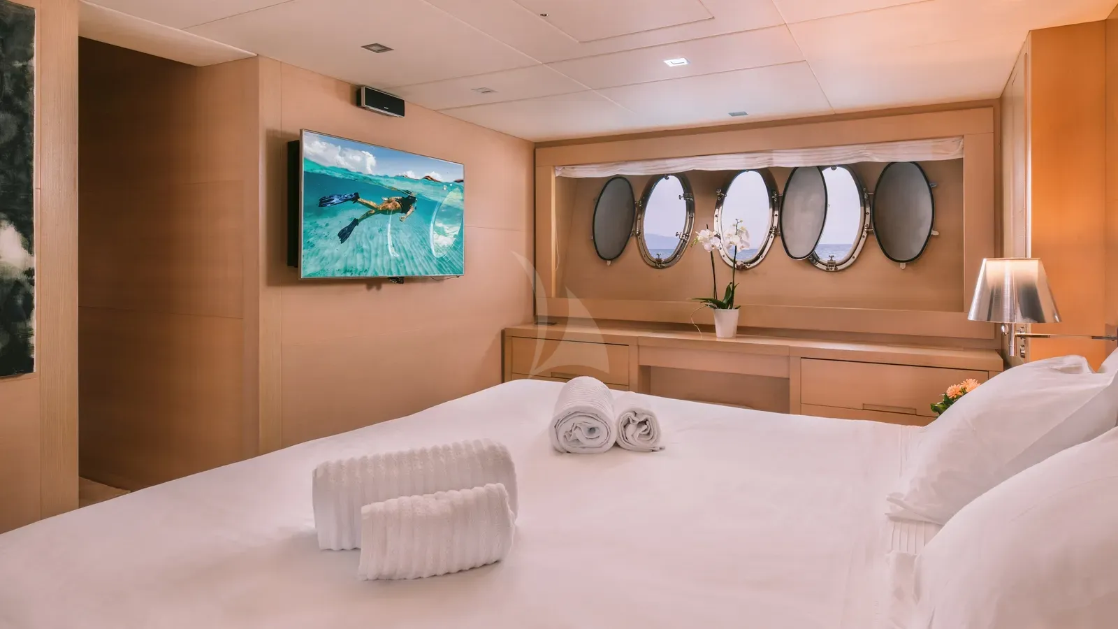 SEAS THE DAY Posillipo Technema 85 - master cabin bed and TV