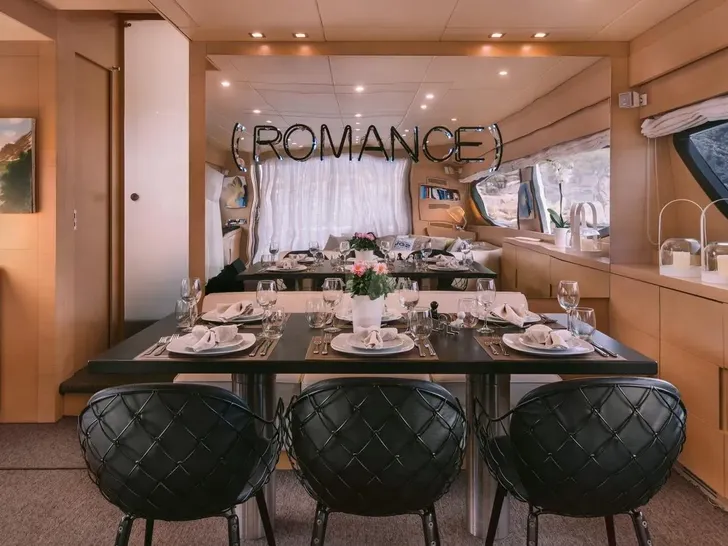 SEAS THE DAY Posillipo Technema 85 - saloon dining area SEAS THE DAY Posillipo Technema 85 - saloon dining area