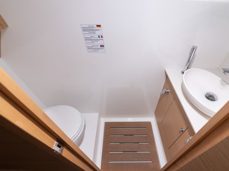 SEAVEN Dufour 48 - cabin 1 bathroom SEAVEN Dufour 48 - cabin 1 bathroom