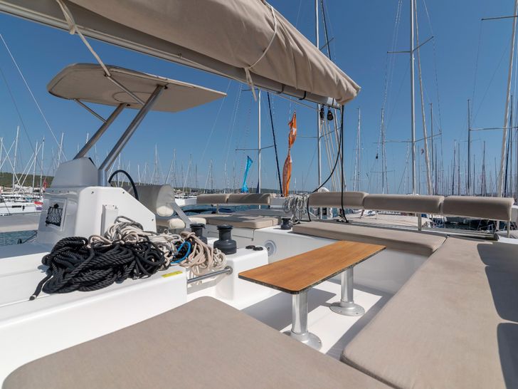 SEAVEN Dufour 48 - flybridge seating SEAVEN Dufour 48 - flybridge seating