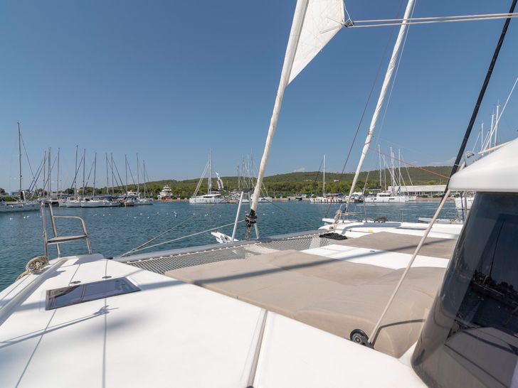 SEAVEN Dufour 48 - foredeck SEAVEN Dufour 48 - foredeck