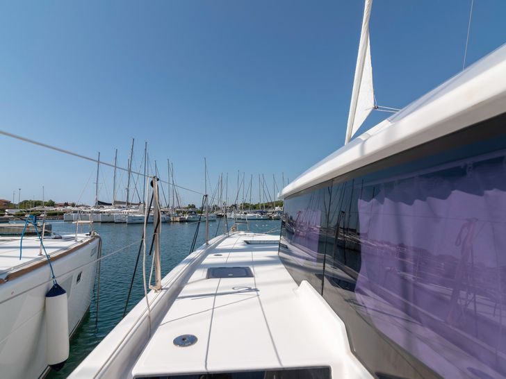 SEAVEN Dufour 48 - side walkway SEAVEN Dufour 48 - side walkway