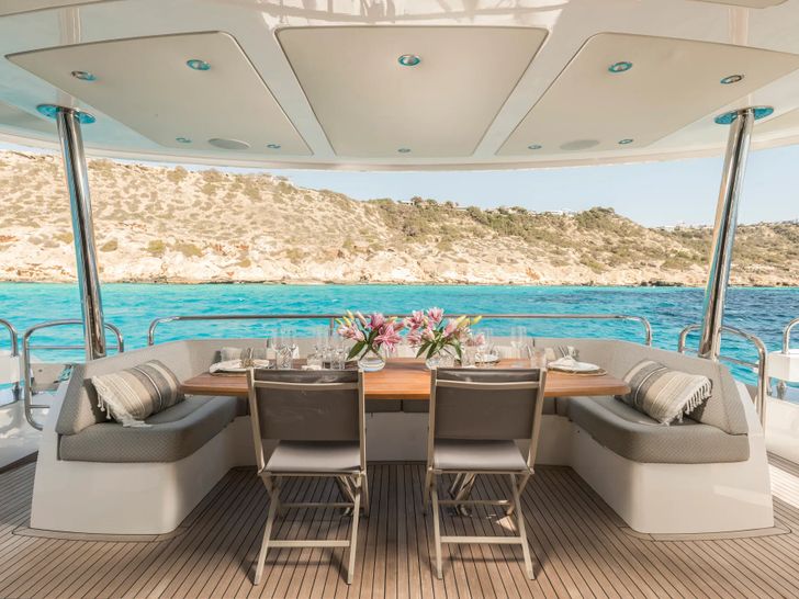 SEAWATER II Sunseeker 86 - aft deck dining area SEAWATER II Sunseeker 86 - aft deck dining area