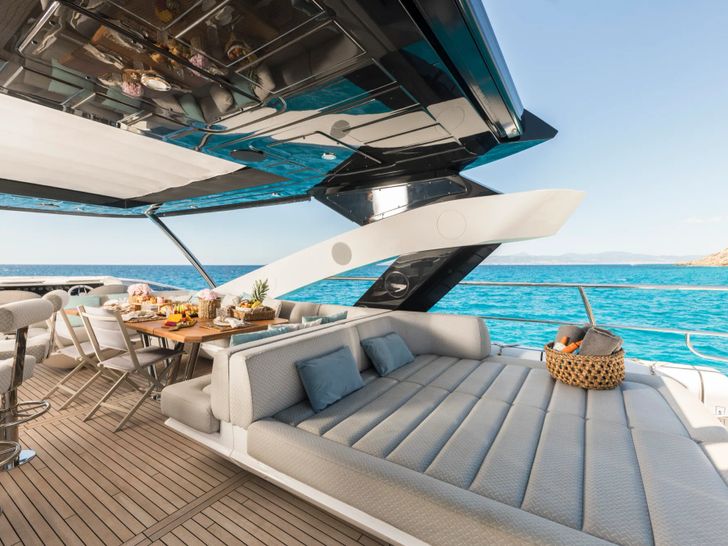 SEAWATER II Sunseeker 86 - flybridge sun bed and dining area SEAWATER II Sunseeker 86 - flybridge sun bed and dining area