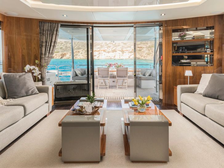 SEAWATER II Sunseeker 86 - saloon seating SEAWATER II Sunseeker 86 - saloon seating