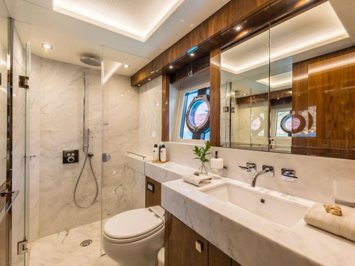 SEAWATER II Sunseeker 86 - VIP cabin 2 bathroom SEAWATER II Sunseeker 86 - VIP cabin 2 bathroom