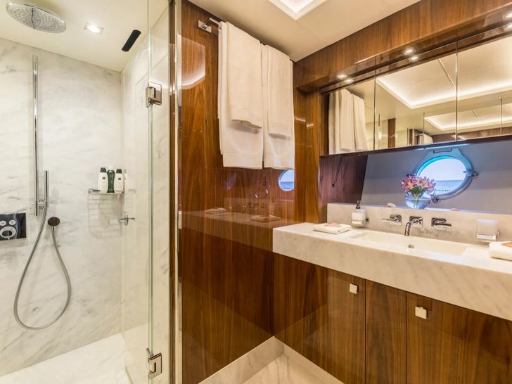 SEAWATER II Sunseeker 86 - VIP cabin 1 bathroom SEAWATER II Sunseeker 86 - VIP cabin 1 bathroom