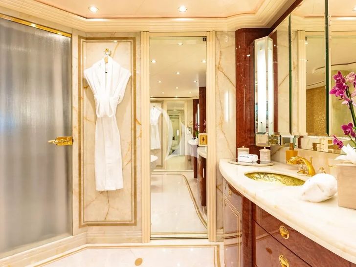 SECOND LOVE Westport W164 - master cabin bathroom SECOND LOVE Westport W164 - master cabin bathroom