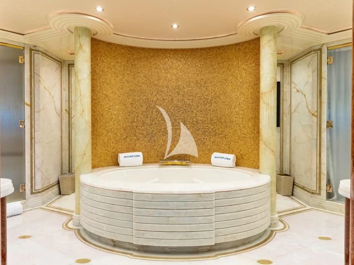 SECOND LOVE Westport W164 - master cabin jacuzzi SECOND LOVE Westport W164 - master cabin jacuzzi