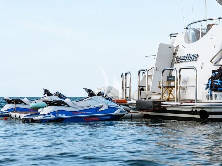 SECOND LOVE Westport W164 - swim platform SECOND LOVE Westport W164 - swim platform