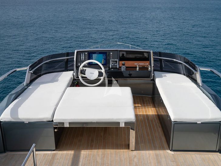 SEDICI Riva 66 Ribelle - flybridge helm SEDICI Riva 66 Ribelle - flybridge helm