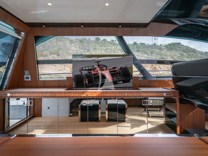 SEDICI Riva 66 Ribelle - saloon TV SEDICI Riva 66 Ribelle - saloon TV