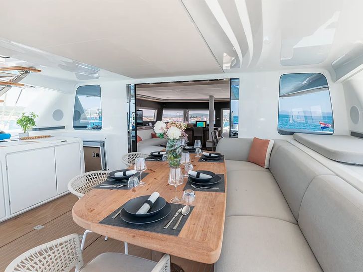 SEADUCTIVE ORCA Lagoon Sixty 5 - aft deck dining set up SEADUCTIVE ORCA Lagoon Sixty 5 - aft deck dining set up