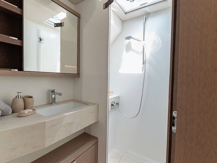SEADUCTIVE ORCA Lagoon Sixty 5 - cabin 1 bathroom SEADUCTIVE ORCA Lagoon Sixty 5 - cabin 1 bathroom
