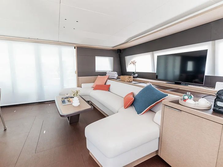 SEADUCTIVE ORCA Lagoon Sixty 5 - saloon seating with TV SEADUCTIVE ORCA Lagoon Sixty 5 - saloon seating with TV