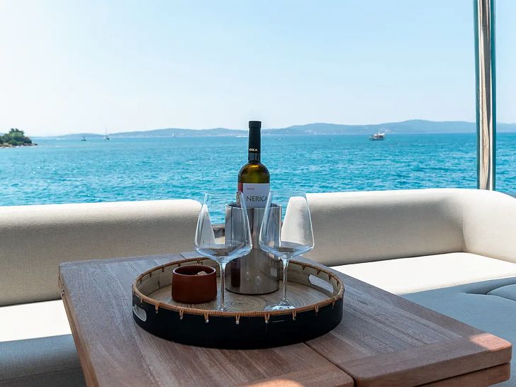 SEADUCTIVE ORCA Lagoon Sixty 5 - wine on the flybridge SEADUCTIVE ORCA Lagoon Sixty 5 - wine on the flybridge