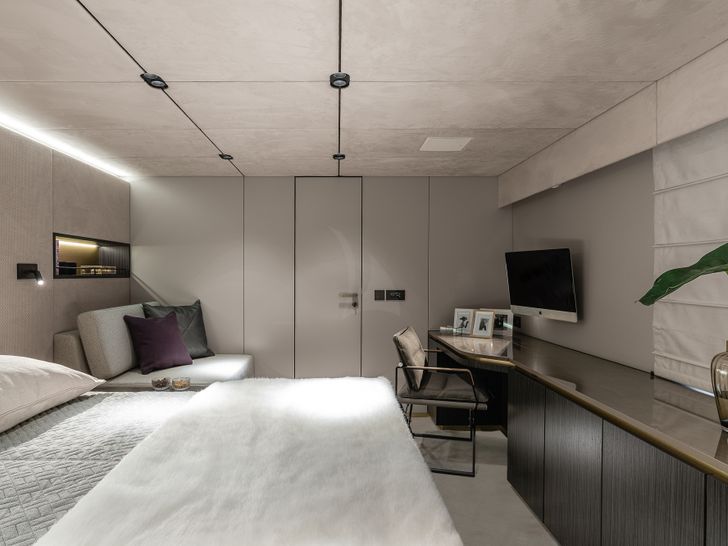 SEIYA Sunreef 80 Power master cabin bed,seating area,and work area with TV SEIYA Sunreef 80 Power master cabin bed,seating area,and work area with TV