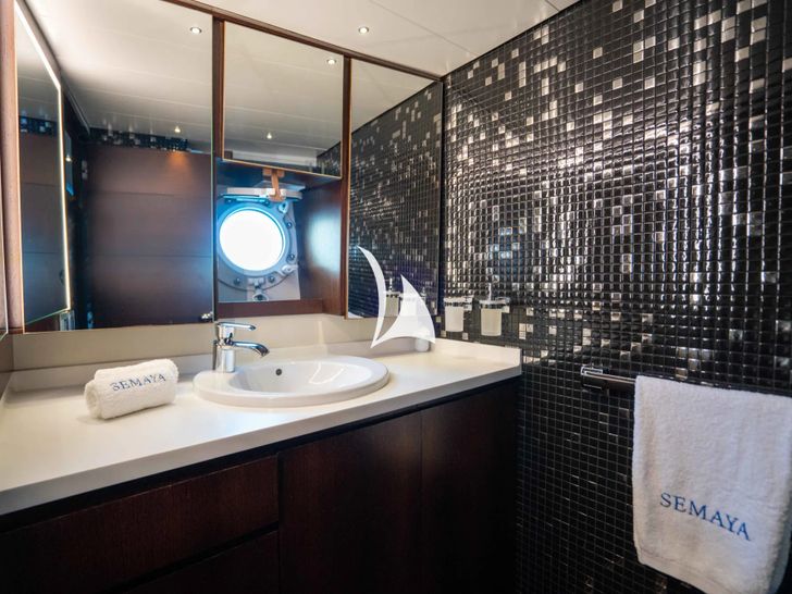 SEMAYA 31m Navetta - master cabin bathroom SEMAYA 31m Navetta - master cabin bathroom