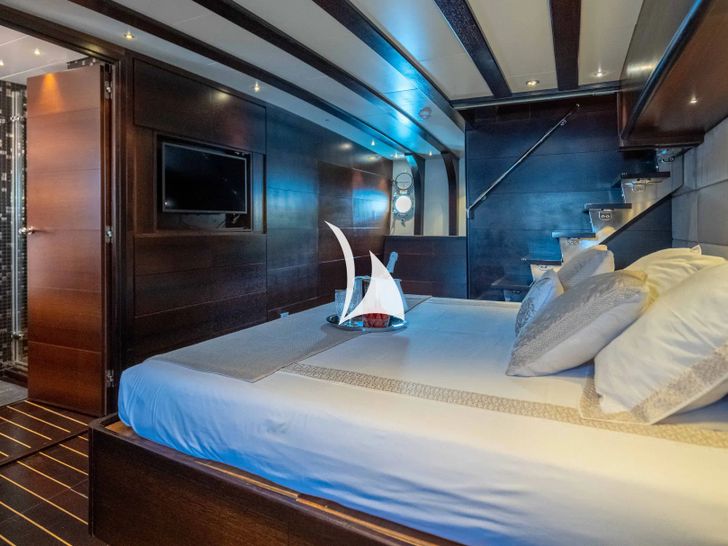 SEMAYA 31m Navetta - master cabin bed and TV SEMAYA 31m Navetta - master cabin bed and TV