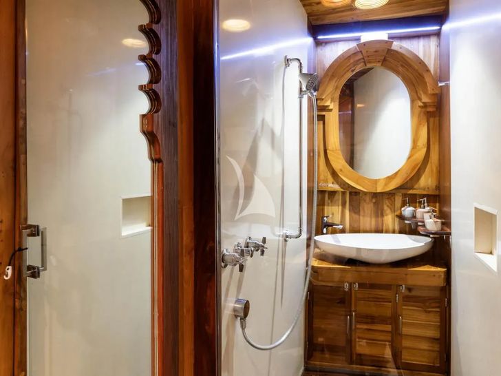 SEQUOIA Phinisi 30m - VIP cabin bathroom SEQUOIA Phinisi 30m - VIP cabin bathroom