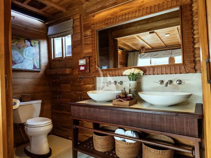SEQUOIA Phinisi 30m - master cabin bathroom SEQUOIA Phinisi 30m - master cabin bathroom