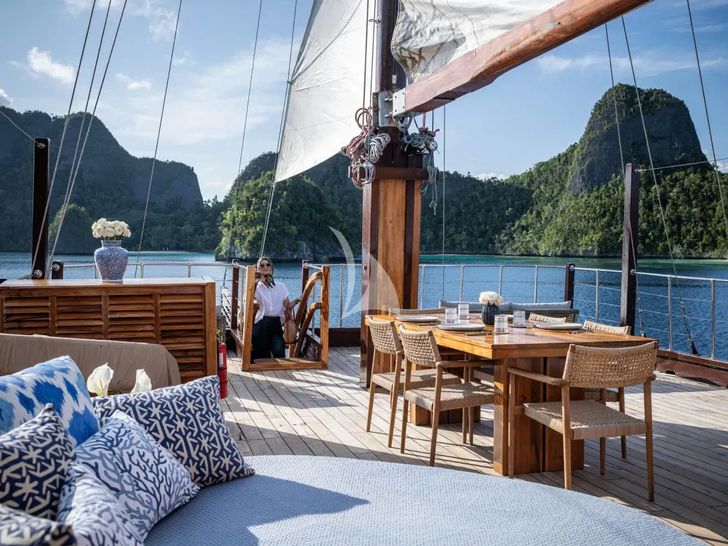 SEQUOIA Phinisi 30m - sundeck alfresco dining area SEQUOIA Phinisi 30m - sundeck alfresco dining area