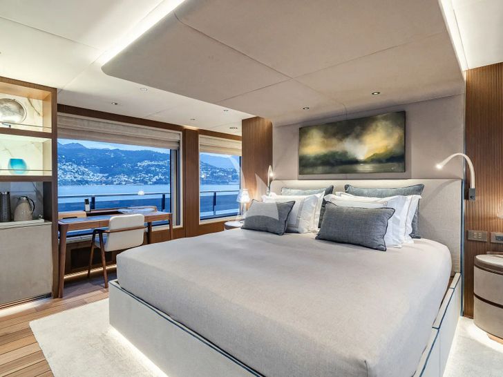 SERENISSIMA II Mengi Yay S1 - master cabin bed SERENISSIMA II Mengi Yay S1 - master cabin bed