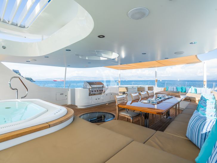 SERENITY Moonen 41m - sun deck jacuzzi and dining area SERENITY Moonen 41m - sun deck jacuzzi and dining area