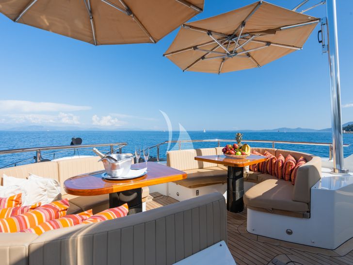 SERENITY Moonen 41m - foredeck lounge SERENITY Moonen 41m - foredeck lounge
