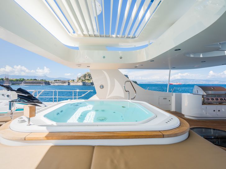 SERENITY Moonen 41m - sun deck jacuzzi SERENITY Moonen 41m - sun deck jacuzzi