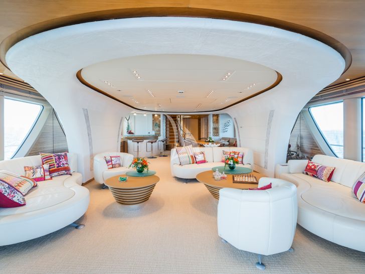 SERENITY Moonen 41m - main saloon daytime SERENITY Moonen 41m - main saloon daytime