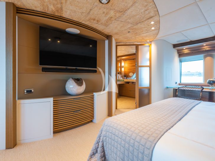 SERENITY Moonen 41m - master cabin TV SERENITY Moonen 41m - master cabin TV