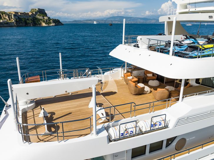 SERENITY Moonen 41m - sky deck aft SERENITY Moonen 41m - sky deck aft