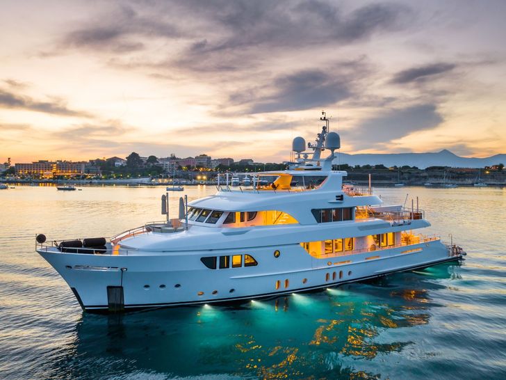 SERENITY Moonen 41m - under the sunset SERENITY Moonen 41m - under the sunset