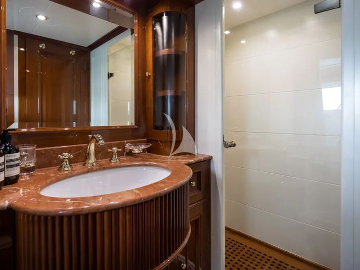 SERENO Benetti Classic 115 - VIP cabin 1 bathroom SERENO Benetti Classic 115 - VIP cabin 1 bathroom