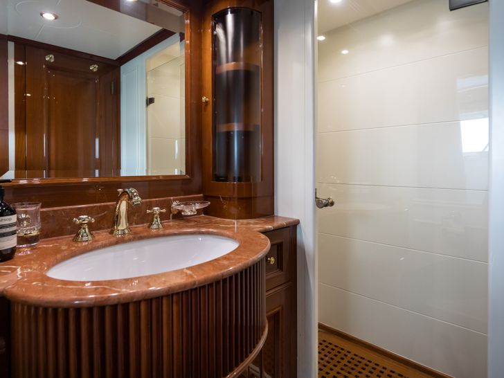 SERENO Benetti Classic 115 - VIP cabin 1 bathroom SERENO Benetti Classic 115 - VIP cabin 1 bathroom
