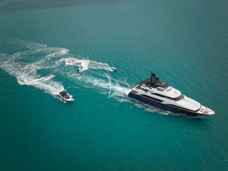 SERENO Benetti Classic 115 - cruising with the tender SERENO Benetti Classic 115 - cruising with the tender