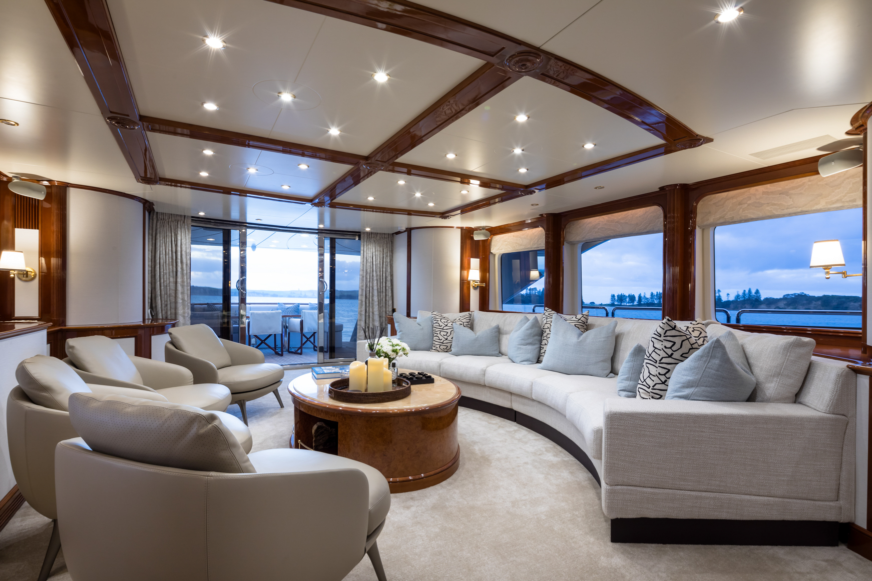 SERENO Benetti Classic 115 - main saloon lounge