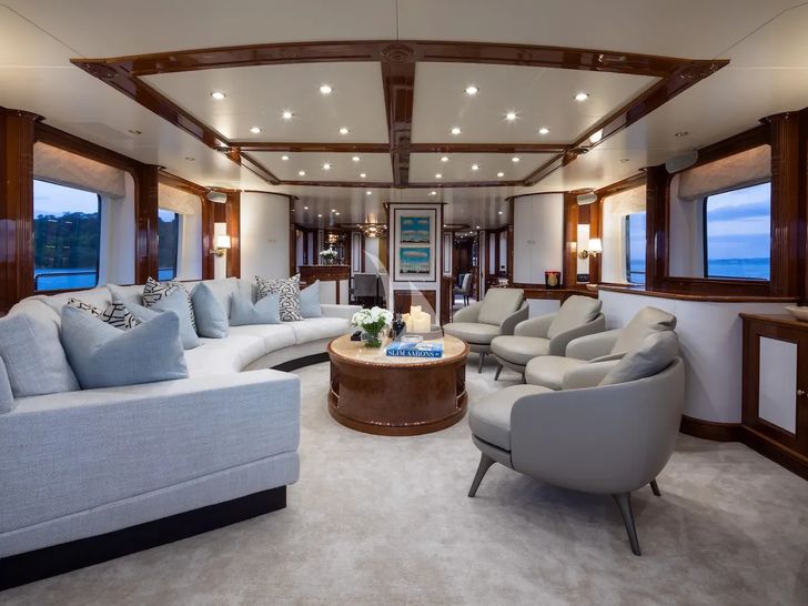 SERENO Benetti Classic 115 - main saloon seating SERENO Benetti Classic 115 - main saloon seating