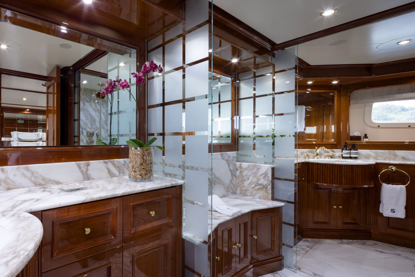 SERENO Benetti Classic 115 - master cabin bathroom