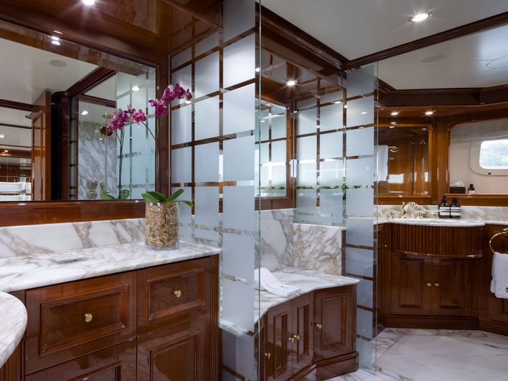 SERENO Benetti Classic 115 - master cabin bathroom SERENO Benetti Classic 115 - master cabin bathroom