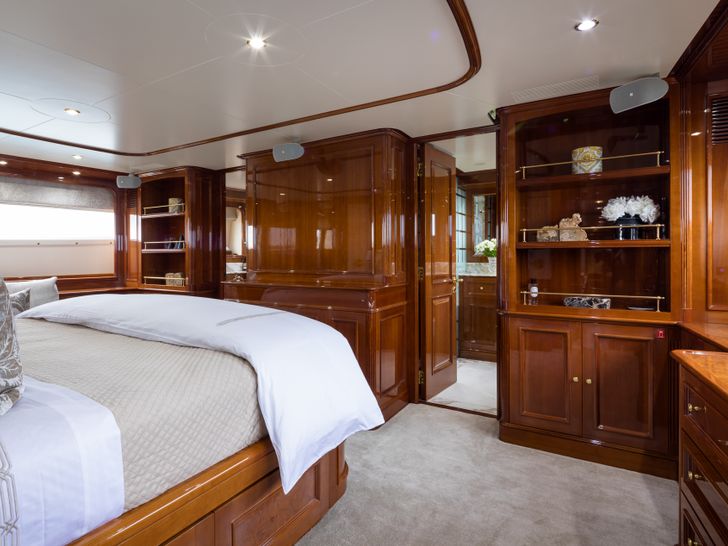 SERENO Benetti Classic 115 - master cabin bed SERENO Benetti Classic 115 - master cabin bed