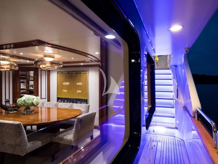 SERENO Benetti Classic 115 - side walkway SERENO Benetti Classic 115 - side walkway