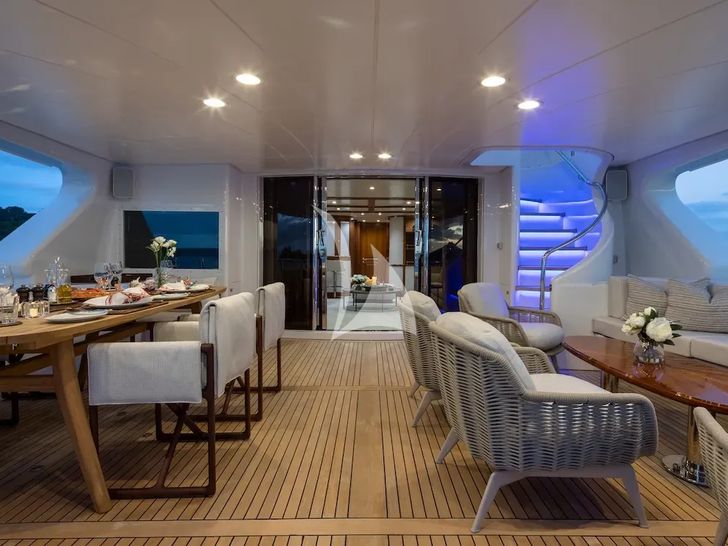 SERENO Benetti Classic 115 - sky deck seating and dining area SERENO Benetti Classic 115 - sky deck seating and dining area