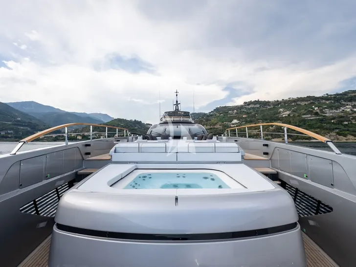 SETTE Riva 130 - foredeck jacuzzi SETTE Riva 130 - foredeck jacuzzi