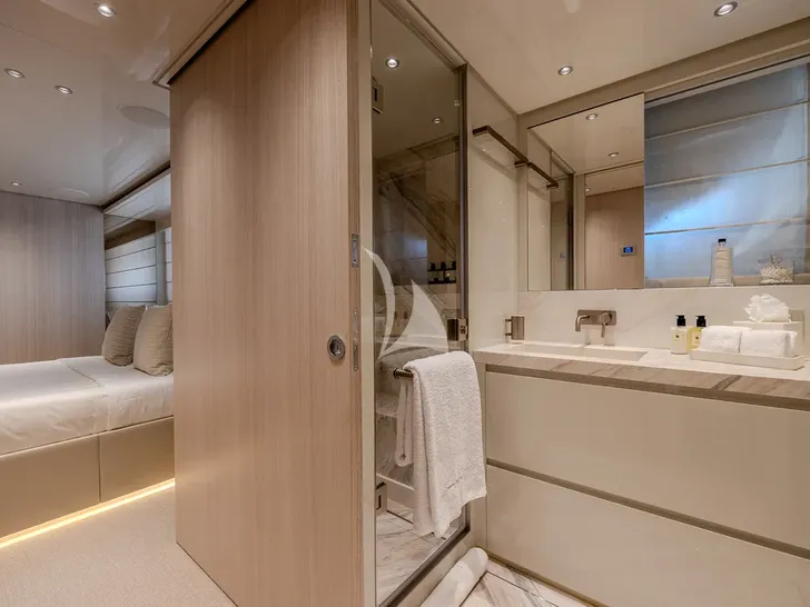 SEVEN ARROWS Sanlorenzo SD118 - guest cabin en-suite bathroom SEVEN ARROWS Sanlorenzo SD118 - guest cabin en-suite bathroom