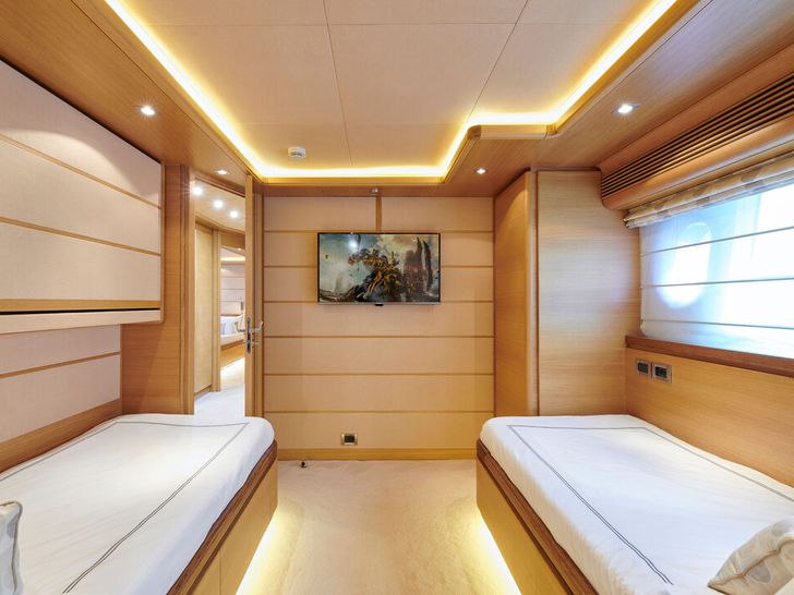 SEVEN S Ferretti Yacht Dining SEVEN S Ferretti Yacht Dining