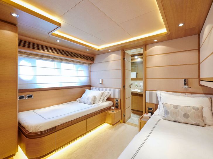 SEVEN S Ferretti Yacht Twin 1