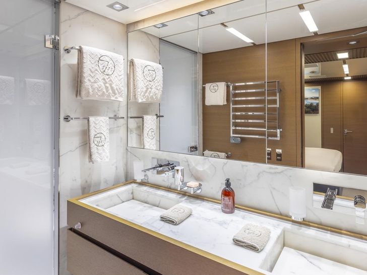 SEVEN SINS Sanlorenzo 52 Steel - VIP cabin 2 bathroom SEVEN SINS Sanlorenzo 52 Steel - VIP cabin 2 bathroom